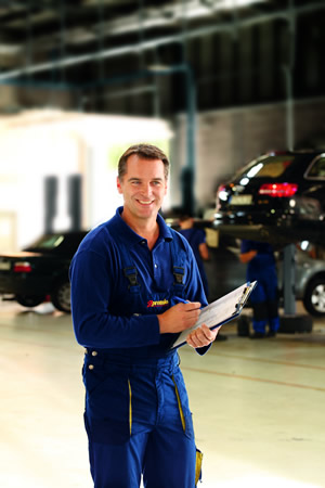 Technik Premio kontroluje vozidlo v servise