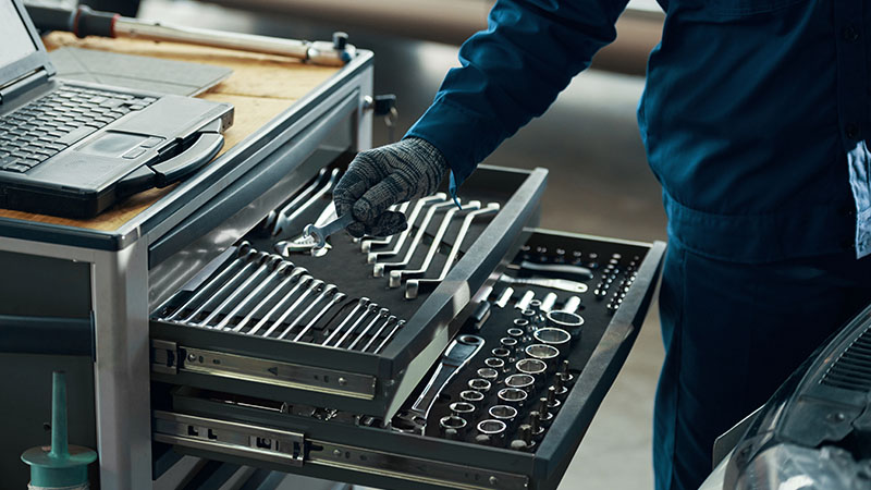 Technik pneuservisu pri práci v dielni